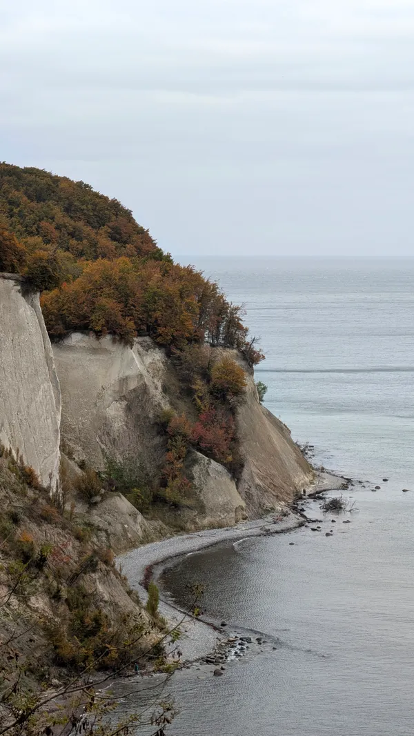 Warm Autumn Glow: Mostly Cloudy but Pleasant Conditions for Wednesday